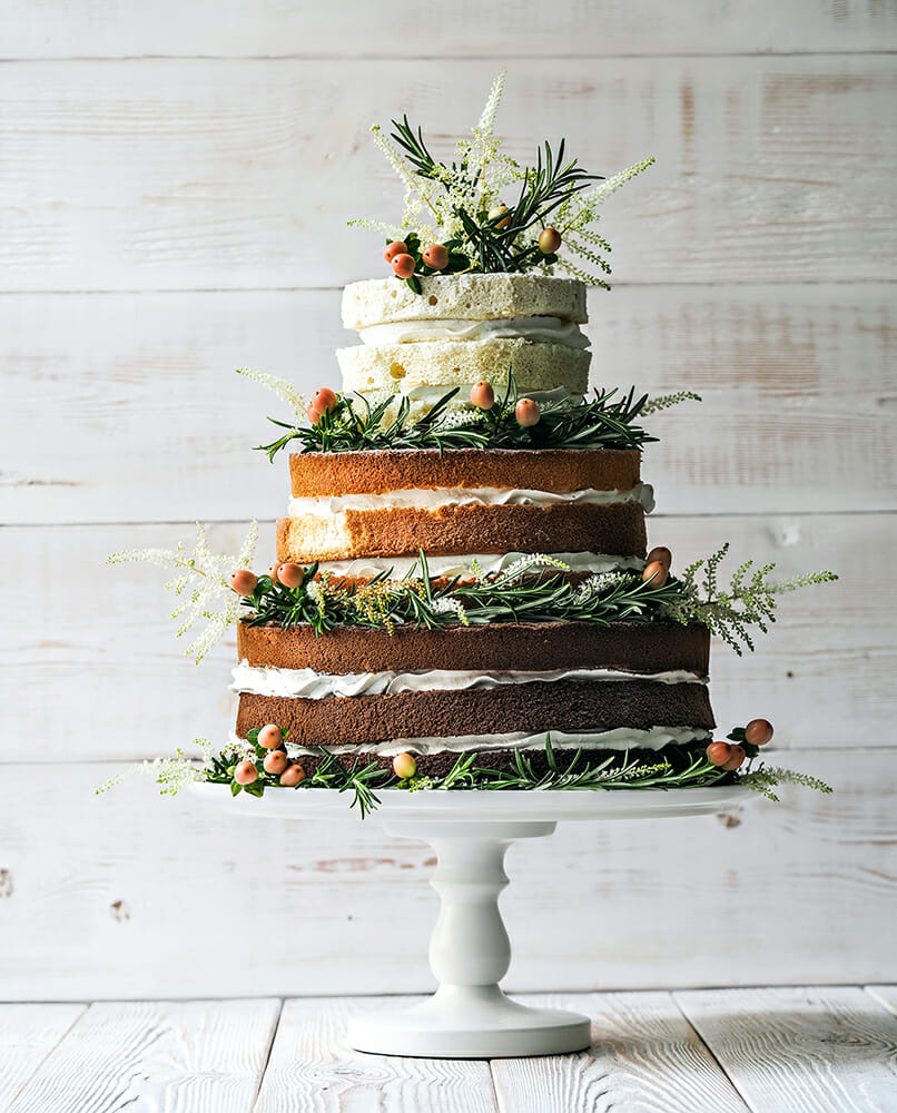 photographing the wedding cake