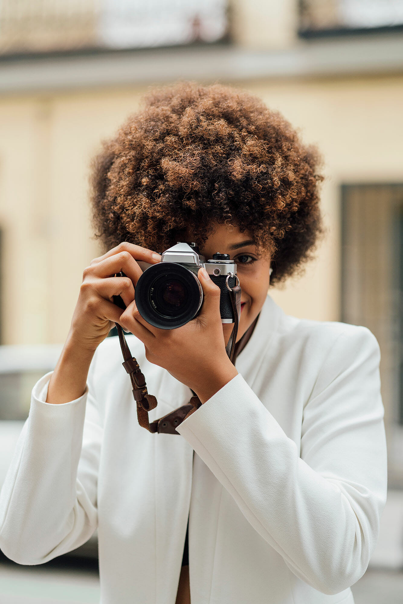 street photography portrait city people camera subject light how to tutorial guide lady with camera lens
