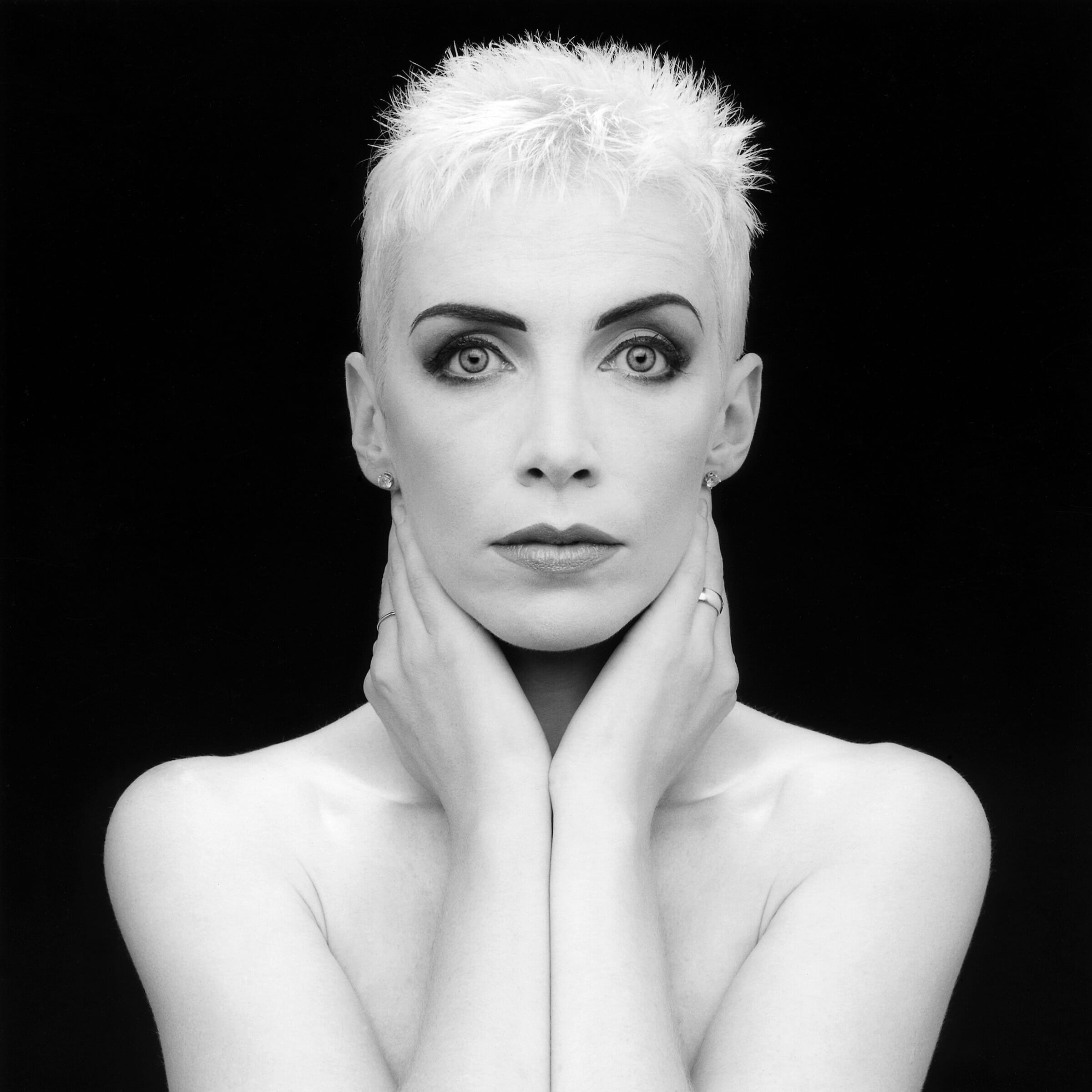 edward-mapplethorpeannie-lennox-1989 annie lennox touching her face