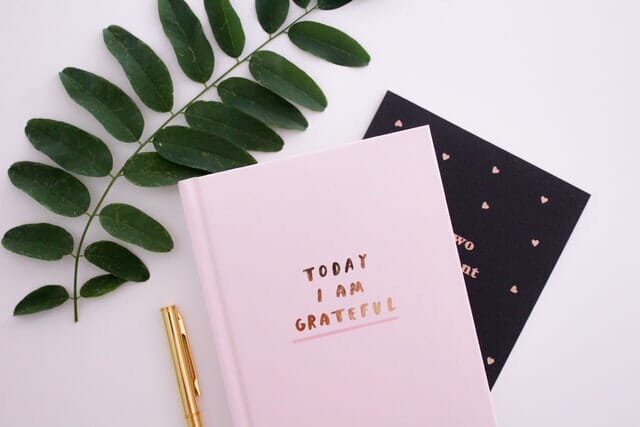 How to do product photography flat lay a pink book How to do product photography flat lay a pink book