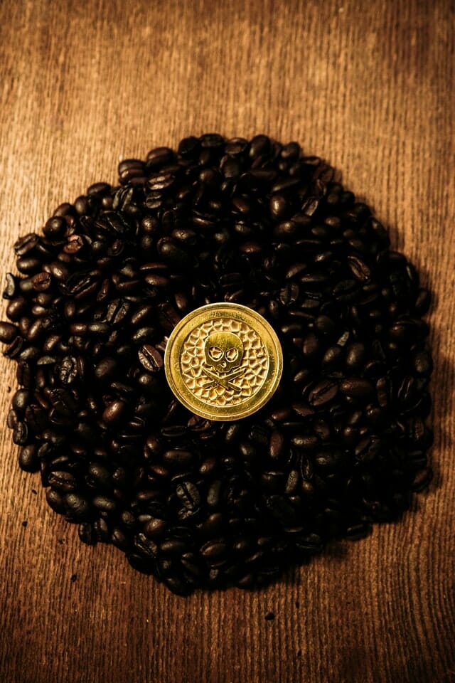 How to do product photography flat lay coffee beans with a skull coin in the middle How to do product photography flat lay coffee beans with a skull coin in the middle
