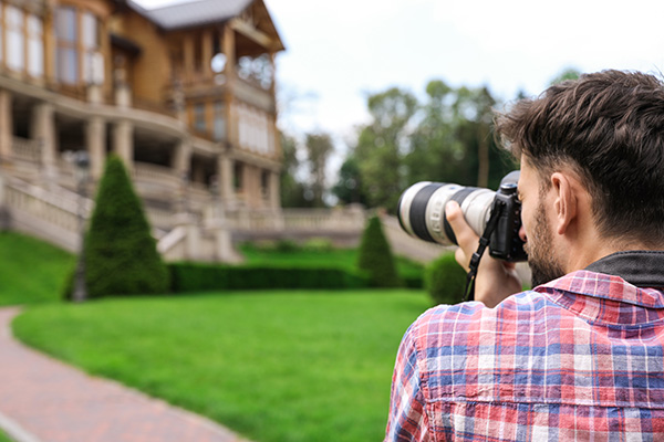 Photographer,Taking,Photo,Of,Beautiful,House,With,Professional,Camera,Outdoors Real Estate Photography Tutorial