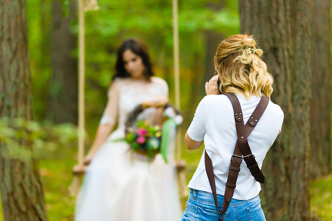 Professional,Wedding,Photographer,Taking,Close-up,Portraits,Of,The,Bride,On Wedding Photography Tutorial