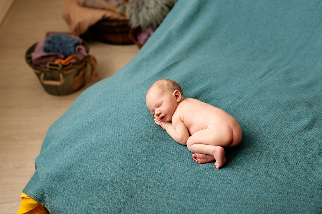 Newborn,Sleeping,On,A,Turquoise,Blanket,At,A,Newborn,Photo Newborn Photography Tutorial