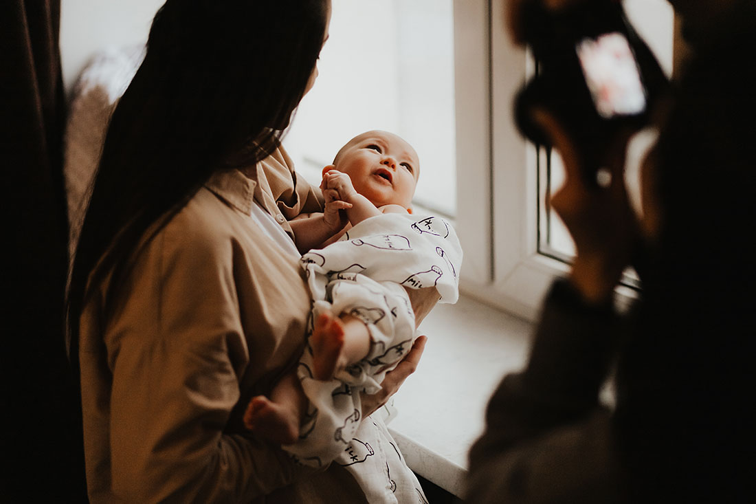Loving,Mom,Carying,Of,Her,Newborn,Baby,At,Home.,Cute Newborn Photography Tutorial
