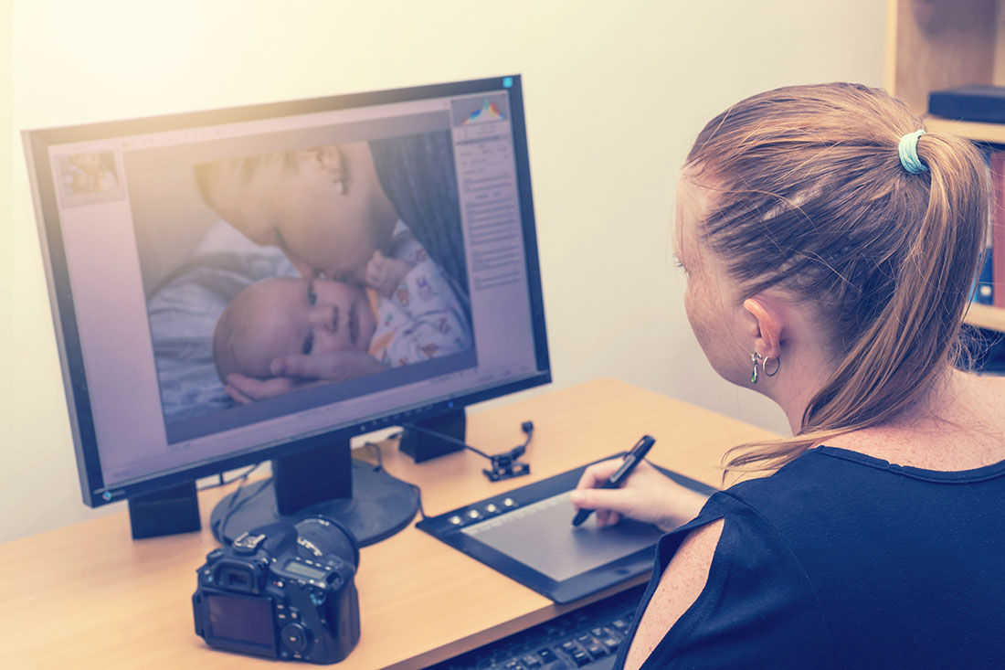 Young,Woman,Is,Editing,Photos,By,A,Graphics,Tablet,And Newborn Photography Tutorial