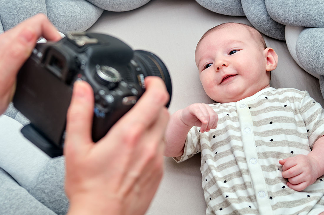 A,Photographer,Takes,Pictures,Of,A,Newborn,Baby,With,A Newborn Photography Tutorial