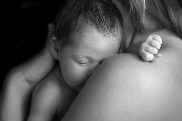 Small,Beautiful,Chaild,On,The,Mothers,Hands Newborn Photography Tutorial