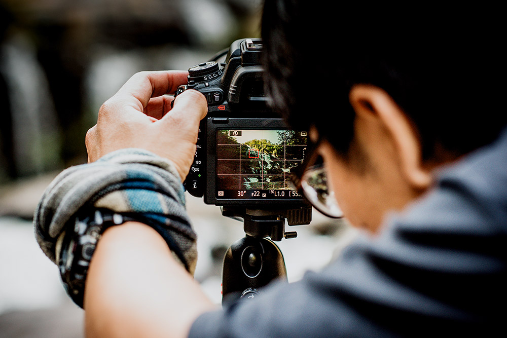 The,Photographer,To,Pay,Close,Attention,To,Take,A,Photo. Nature Photography TIps man behind a camera screen