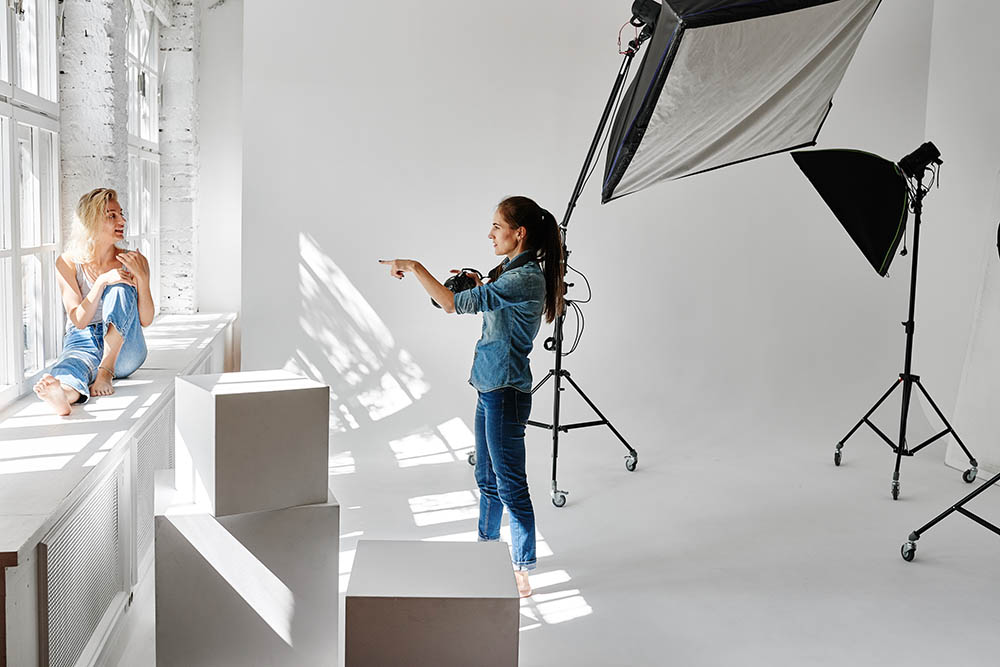 Girl,Fashion,Photographer,Works,In,The,Studio